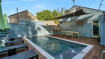 Una piscina al aire libre, una piscina climatizada