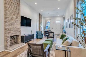 Smart TV - New! Vibrant Private Home w Pool near French Quarter & Frenchman (New Orleans)