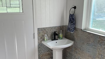 Douche, sĂšche-cheveux, serviettes fournies, savon