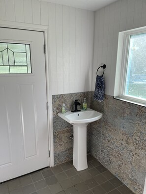 Shower, hair dryer, towels, soap - Private oasis minutes from Texas Renaissance Festival! Camp, swim, relax, enjoy! (Plantersville)