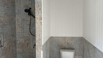 Douche, sĂšche-cheveux, serviettes fournies, savon