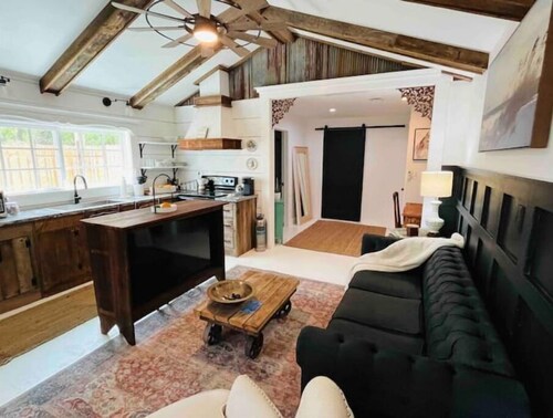 Modern Farm House Pensacola, Fl
Centrally located in the heart of Pensacola 