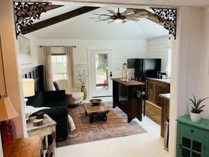 Smart TV - Modern Farm House Pensacola, Fl
Centrally located in the heart of Pensacola (Pensacola)