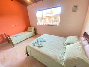 3 chambres, fer et planche à repasser, Wi-Fi, draps fournis