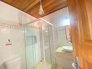 Secador de pelo, toallas, jabón, papel higiénico