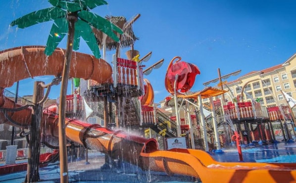 Pool - Luxury Apartment close to Disney World and Magic Kingdom. Close to restaurants. (Kissimmee)