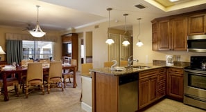 Private kitchen - Luxury Apartment close to Disney World and Magic Kingdom. Close to restaurants. (Kissimmee)