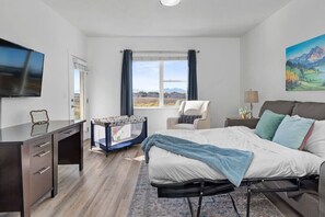 1 chambre, bureau, fer et planche Ă repasser, lit parapluie