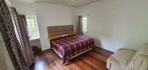 4 bedrooms, desk, iron/ironing board, WiFi