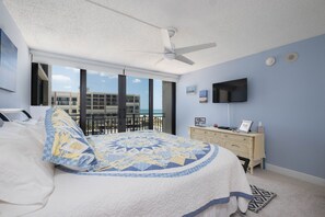 3 bedrooms, desk, iron/ironing board, free WiFi - BEACH VACATION ON BEAUTIFUL SAND KEY CLEARWATER 3BR w/ Private Beach Access
 (Clearwater)