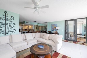 Smart TV, books - BEACH VACATION ON BEAUTIFUL SAND KEY CLEARWATER 3BR w/ Private Beach Access
 (Clearwater)
