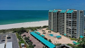 A high-rise hotel with a rooftop pool and beach view. - BEACH VACATION ON BEAUTIFUL SAND KEY CLEARWATER 3BR w/ Private Beach Access
(Clearwater)