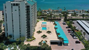 A high-rise hotel with a rooftop pool, a parking lot, and a view of the ocean. - BEACH VACATION ON BEAUTIFUL SAND KEY CLEARWATER 3BR w/ Private Beach Access
(Clearwater)