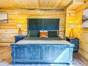 5 soverom, skrivebord, strykejern/-brett og reiseseng for barn