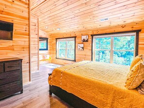 5 bedrooms, desk, iron/ironing board, travel cot