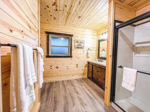 Shower, hair dryer, towels, soap - Summer Deals/Mobility Friendly/Pets/Games/Secluded (Pigeon Forge)