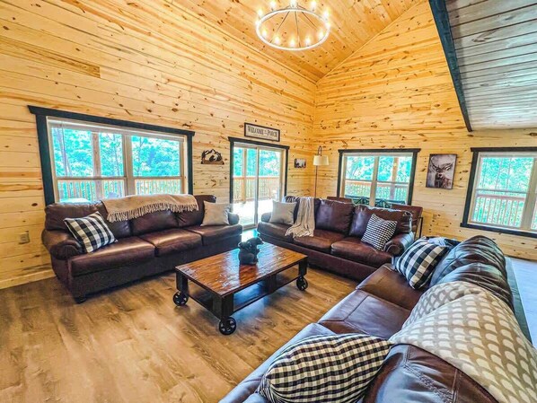 Smart TV, chimenea, futbolito y oficina