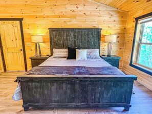 5 bedrooms, desk, iron/ironing board, travel crib