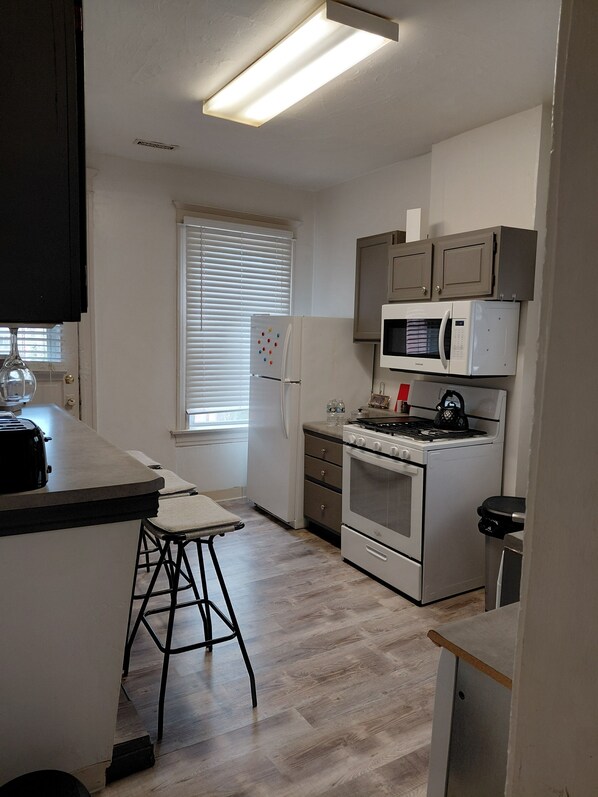 Réfrigérateur, four à micro-ondes, un four, surface de cuisson