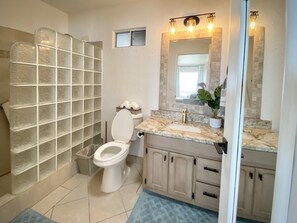 Dusche, Bidet, Seife, Toilettenpapier