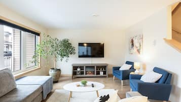 Smart TV, fireplace