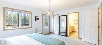 Mountain Haus w/ HOT TUB & large backyard w/firepit. Only 7 mins to downtown