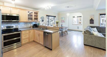 Mountain Haus w/ HOT TUB & large backyard w/firepit. Only 7 mins to downtown