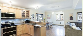 Mountain Haus w/ HOT TUB & large backyard w/firepit. Only 7 mins to downtown