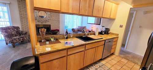 Balloon Haven, King Bed, Cozy Fireplace, Office, Basketball, Foosball, 3br 2ba