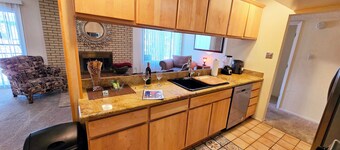 Balloon Haven, King Bed, Cozy Fireplace, Office, Basketball, Foosball, 3br 2ba