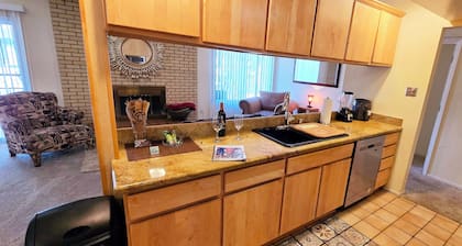 Balloon Haven, King Bed, Cozy Fireplace, Office, Basketball, Foosball, 3br 2ba