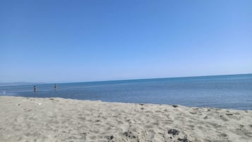 Ligstoelen aan het strand