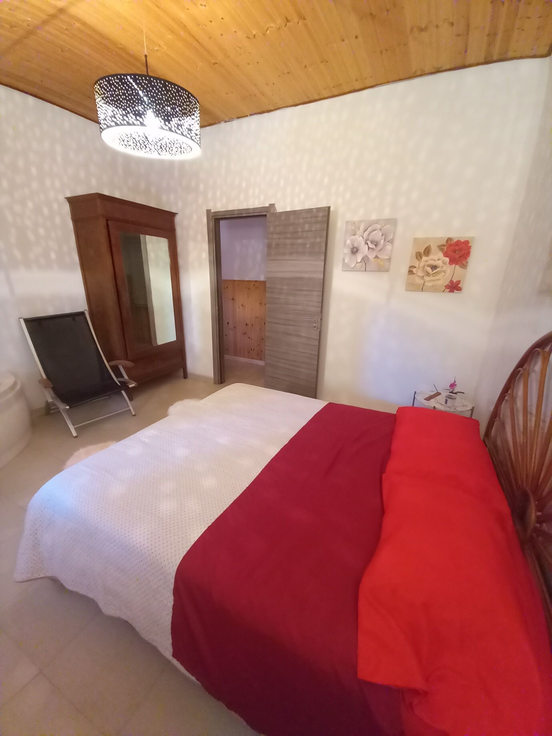 2 camere, una scrivania, ferro/asse da stiro, culla da viaggio