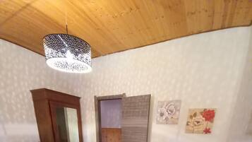 2 camere, una scrivania, ferro/asse da stiro, culla da viaggio