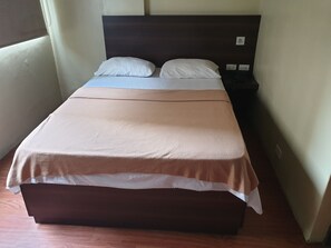 Deluxe Double Room | Free WiFi, bed sheets - OYO 1011 First Hotel (Manila)
