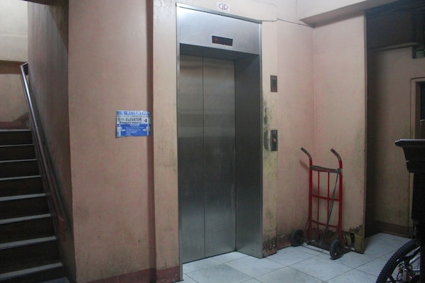 Lobby - OYO 1011 First Hotel (Manila)