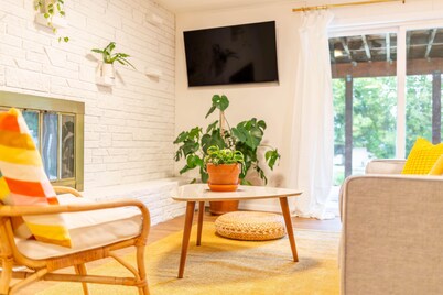The Mod Pod - Spacious, mid-century modern apartment in a quiet, close in spot