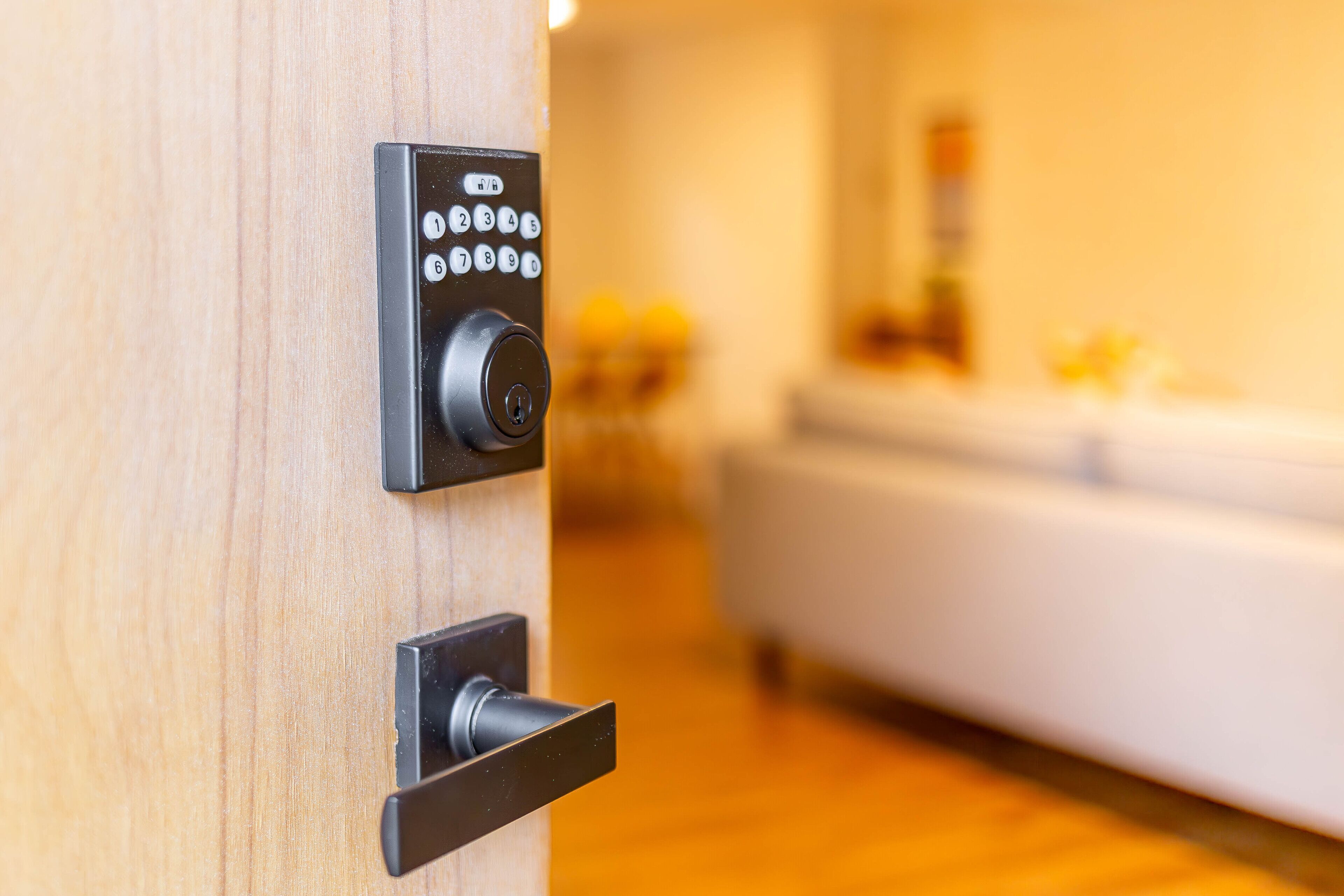 Una puerta moderna con cerradura electrónica y agujero para llave.