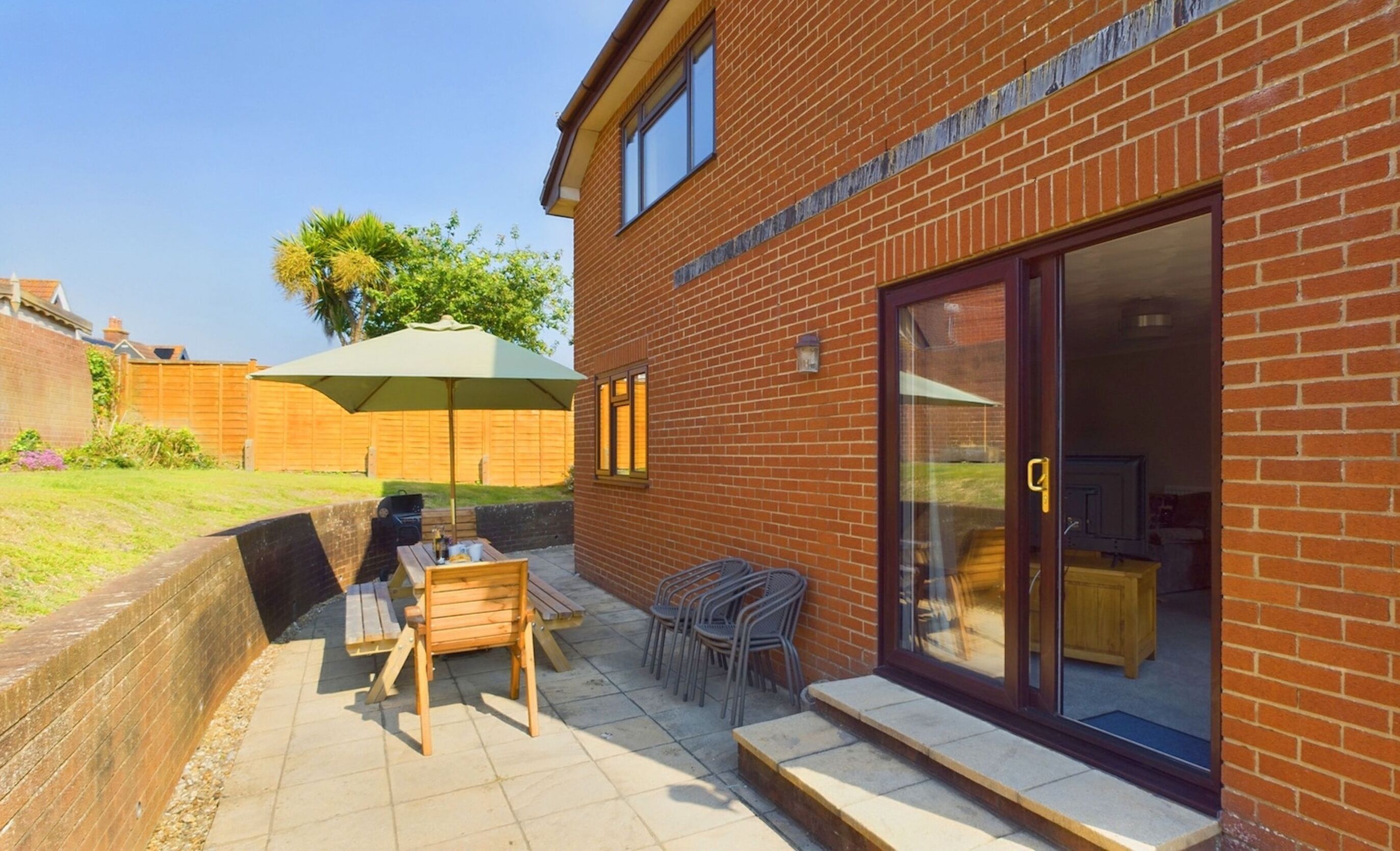 Talo | 5 makuuhuonetta, työpöytä