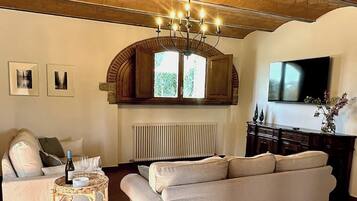 Smart-TV, Kamin, Bücher, Drucker