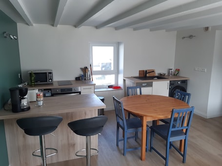 Fridge, microwave, oven, stovetop. Charmant Petit T2, à Proximité de Quimper