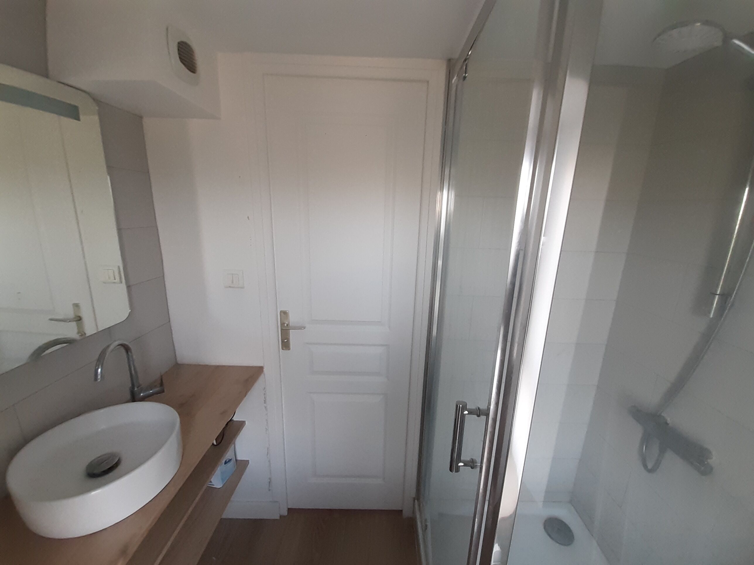 Dusche, Haartrockner, Handtücher, Toilettenpapier