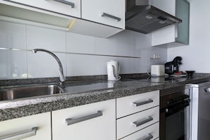 Micro-ondes, four, plaque de cuisson, lave-vaisselle