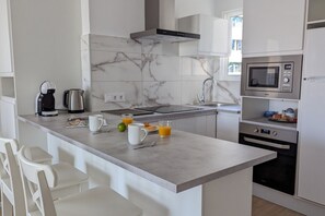 Microwave, oven, stovetop, coffee/tea maker - TROPIC MAR sun & beach apartment (Benidorm)