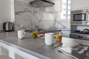 Four à micro-ondes, un four, surface de cuisson, cafetière-théière
