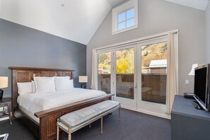 3 bedrooms, iron/ironing board, free WiFi, bed sheets - Sunny & Spacious | Wall-to-Wall Windows, Deck, Parking (Telluride)