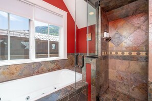Douche, baignoire à jets, sèche-cheveux, serviettes fournies