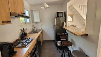 Een koelkast, een microgolfoven, een oven, een kookplaat