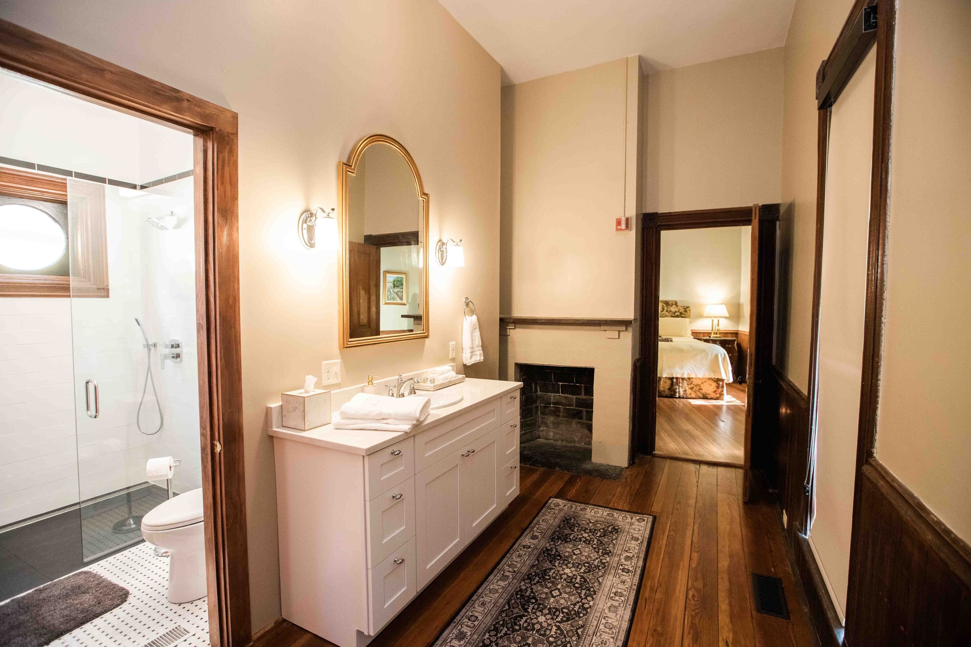 Douche, sèche-cheveux, serviettes fournies, savon