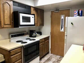 Jääkaappi, mikroaaltouuni, uuni, liesi